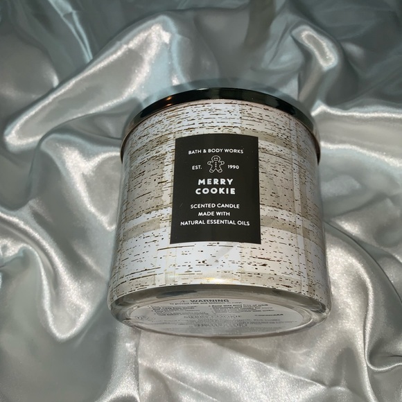 Bath and Body Works Merry Cookie Three Wick Candle - Picture 2 of 4